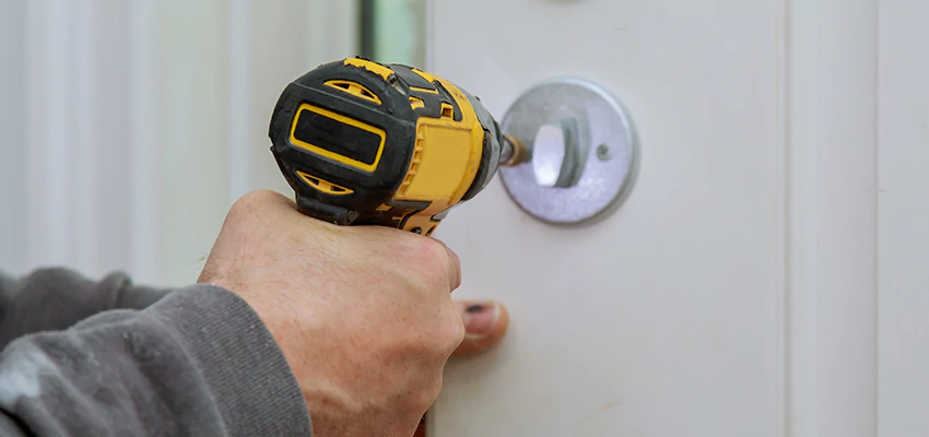 Street Locksmith For Smart Lock Repair in Oswego, IL